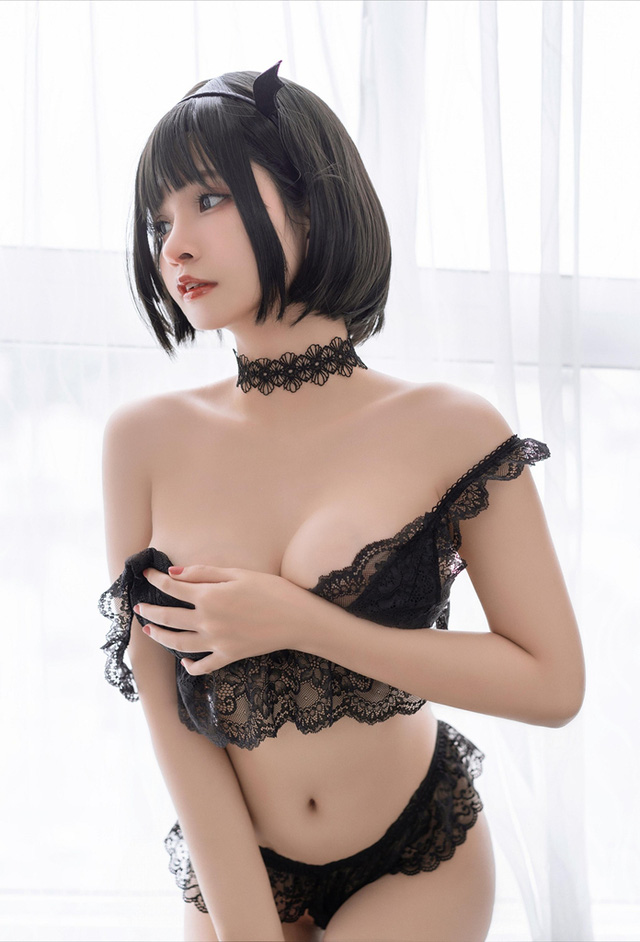 女 coser Azami 身穿蕾丝内衣，炫耀性感完美的身材-第10张图片