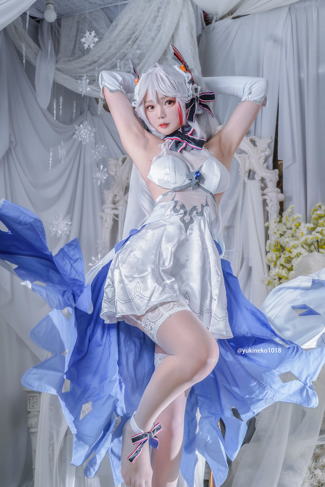 女 coser 在《碧蓝航线》 COS 欧根亲王，婀罗多姿俘获男人心-第9张图片