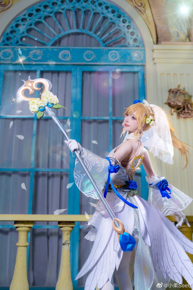 《英雄联盟》：小柔SeeU和W小小白W的“水晶玫瑰”情侣cosplay-第2张图片