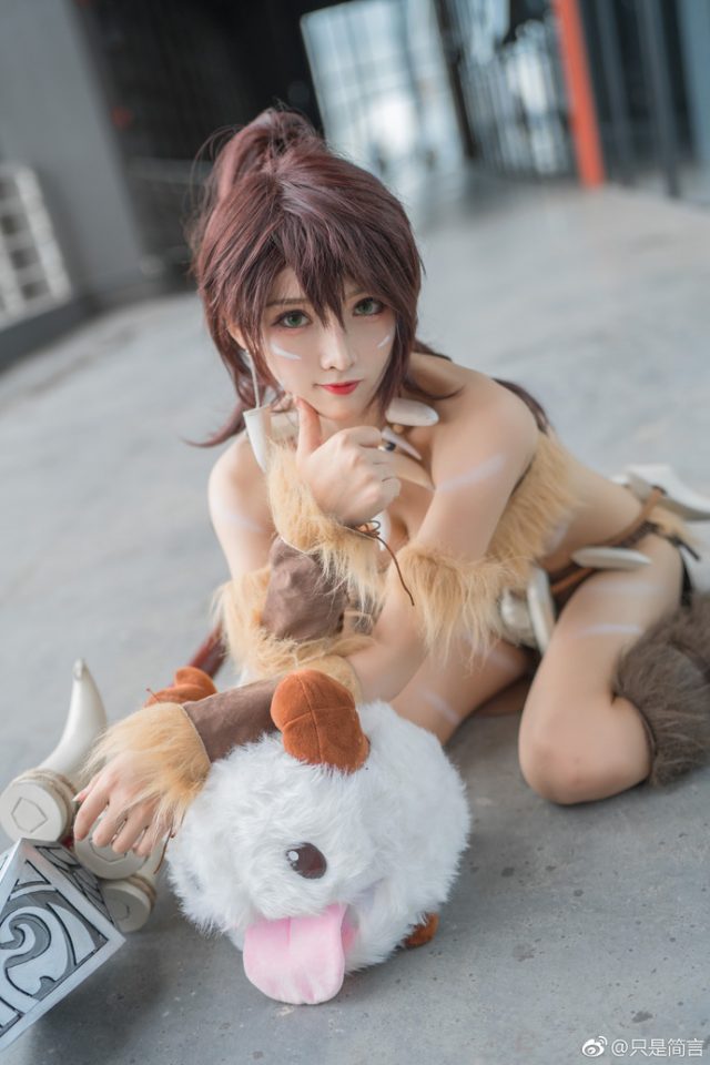 coser@只是简言在《英雄联盟》化身“狂野女猎手”奈德丽(只是简言吧)插图