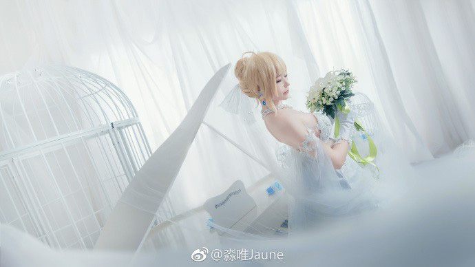 coser@淼唯Jaune在《Fate》化身婚纱版的“Saber Alter”阿尔托利亚(薇淼淼微博)插图1