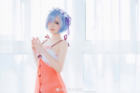 山南南南南的“睡衣版”蕾姆cosplay，将可爱迷人的角色带到眼前-第1张图片