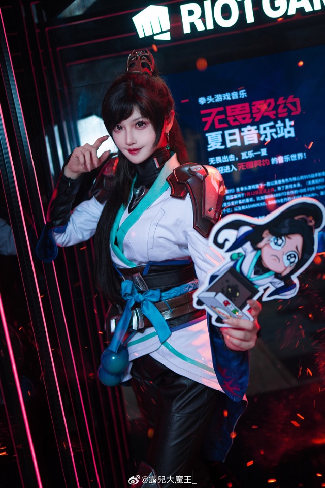 [无畏契约]露兒大魔王cos圣祈，璀璨演绎闪耀cosplay盛典-第2张图片