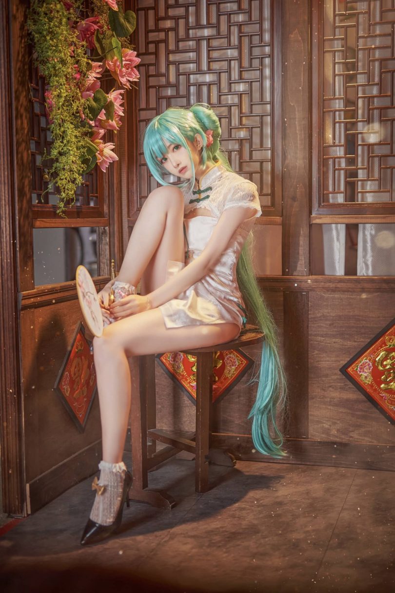 Shika小鹿鹿cos初音未来 | Shika小鹿鹿_初音未来·韶华旗袍cos [14P2V-88MB]-第2张图片