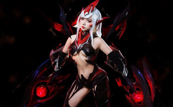 《紫血魔法》cosplay 版比游戏中的角色更“火爆”