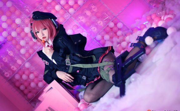 女 coser Potato Godzilla化身《少女前线》中的 HK-MP7 角色，甜美性感