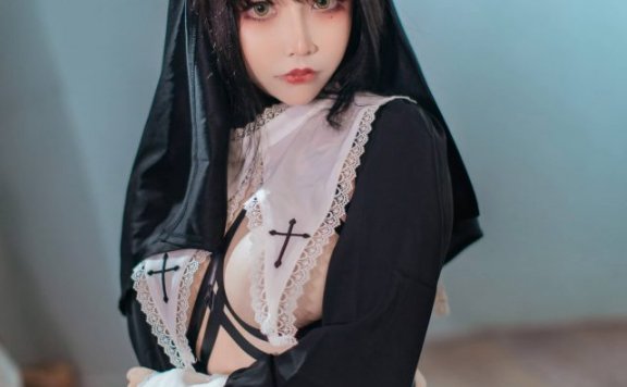 COSPLAY的创意与个性：抱走莫子a变身性感诱人的修女