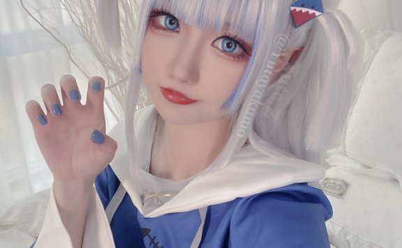 coser Yuta.Z通过两个古拉的cosplay版本，展现鲨鱼少女的迷人魅力