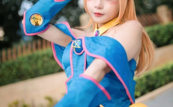 魔法与时尚的完美融合：coser Mirin_Shu化身《游戏王》黑魔导女孩