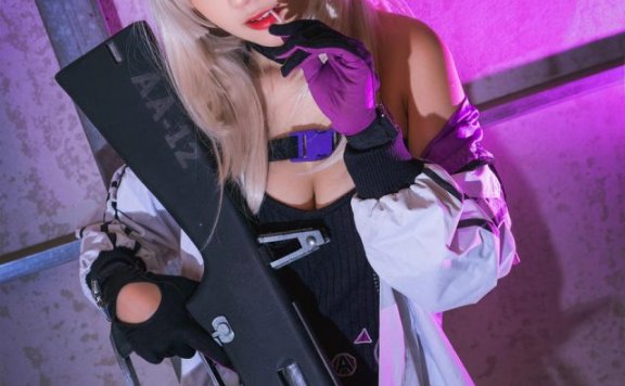 穿越未来时空：Messie Huang的婚纱版本尤尔哈2B COSPLAY